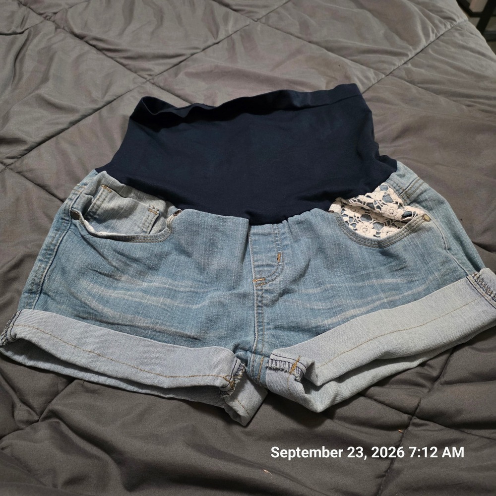 Bella Vida Maternity Jean Shorts Size M Light Wash Crochet Lace Cuffed Denim